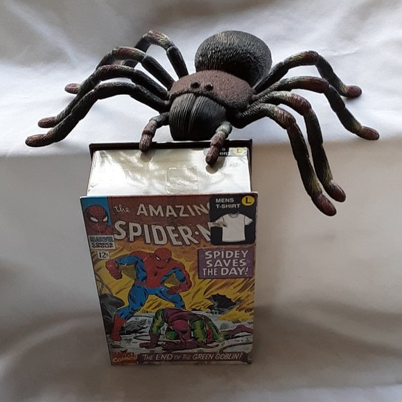 Spider Man Marvel Comics Lg T-Shirt In Collectible Metal Box 2010 Collectible - Picture 5 of 14